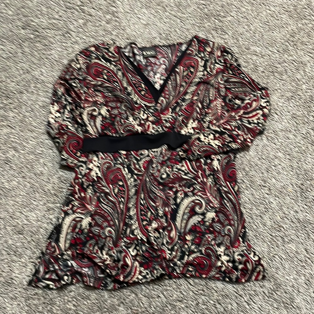 B Moss blouse Women’s Medium red black cream tie back V-neck Great‎ condition.